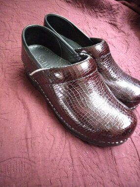 Sanita Professional Patent Leather Clogs Burgundy Croc Size 38 US 7.5